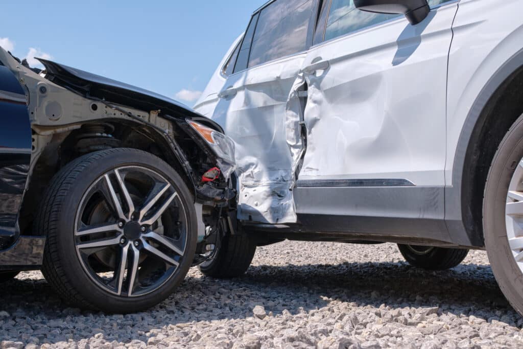 two damaged vehicles that represent South Carolina car accident laws